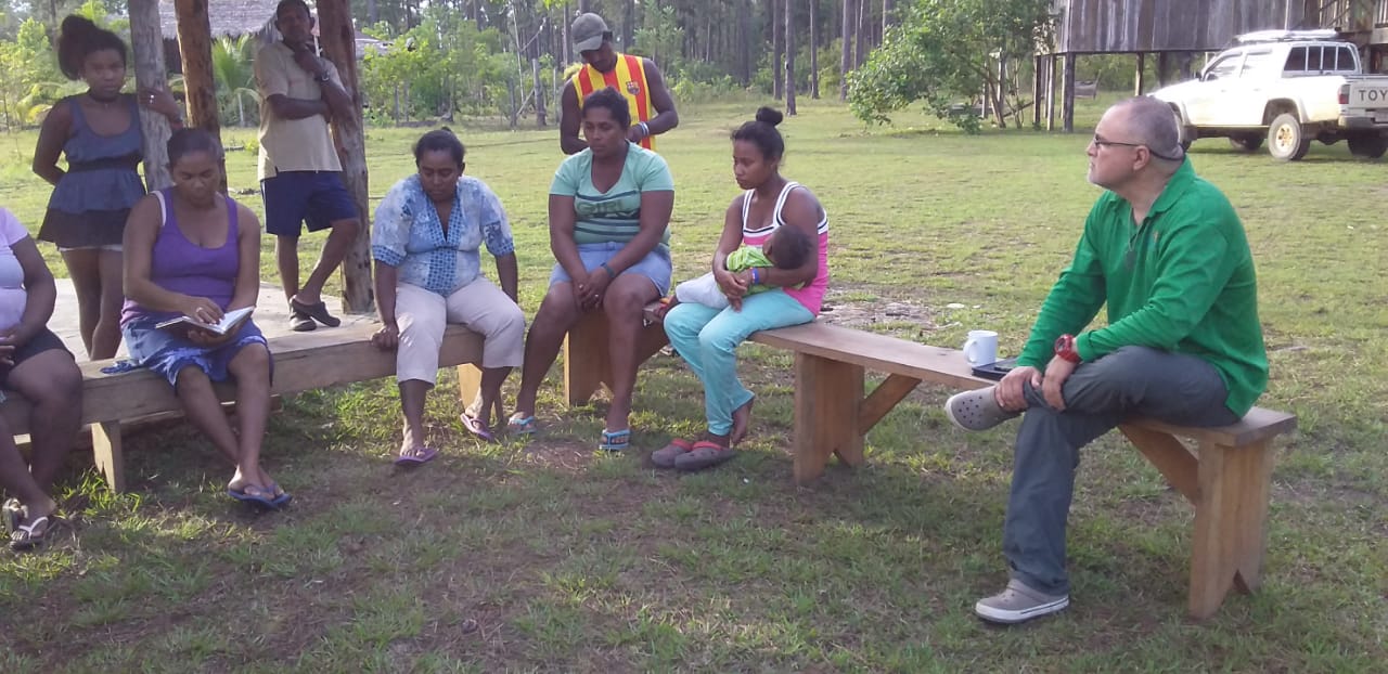 Mujeres reunidas con nuestro director de investigación